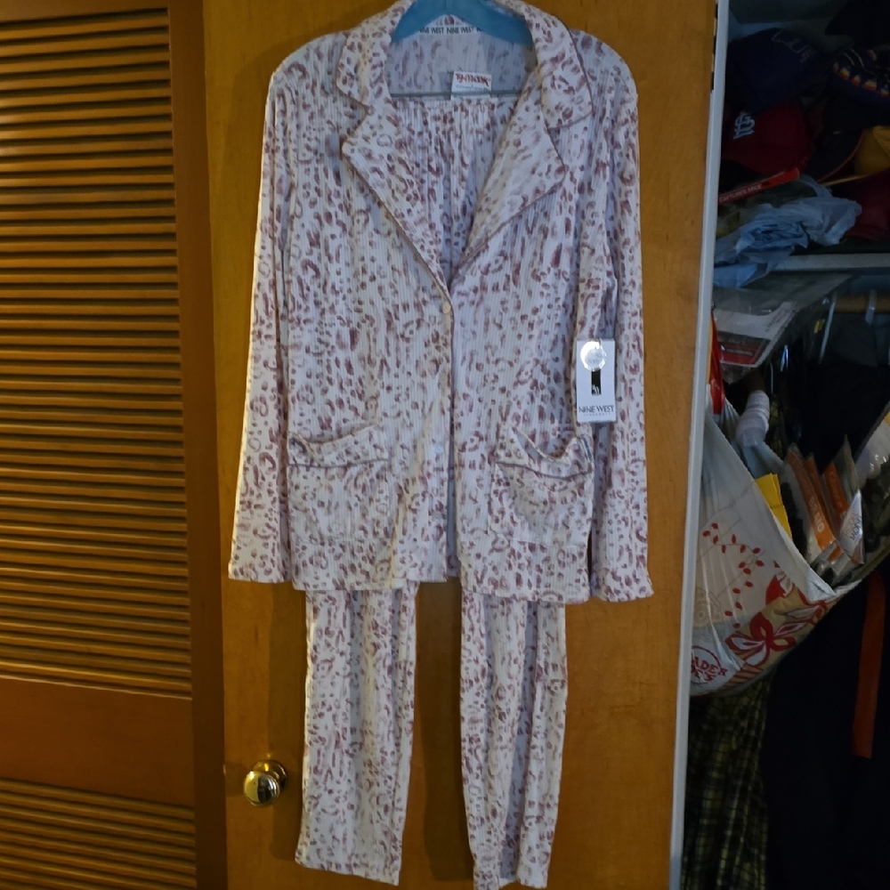 T.J.Maxx Cream and Pink Lounge Set